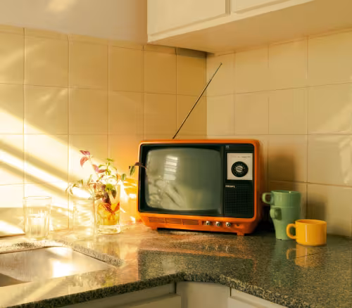 Téléviseur orange dans une cuisine