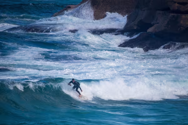 image d'un surfeur sur une vague